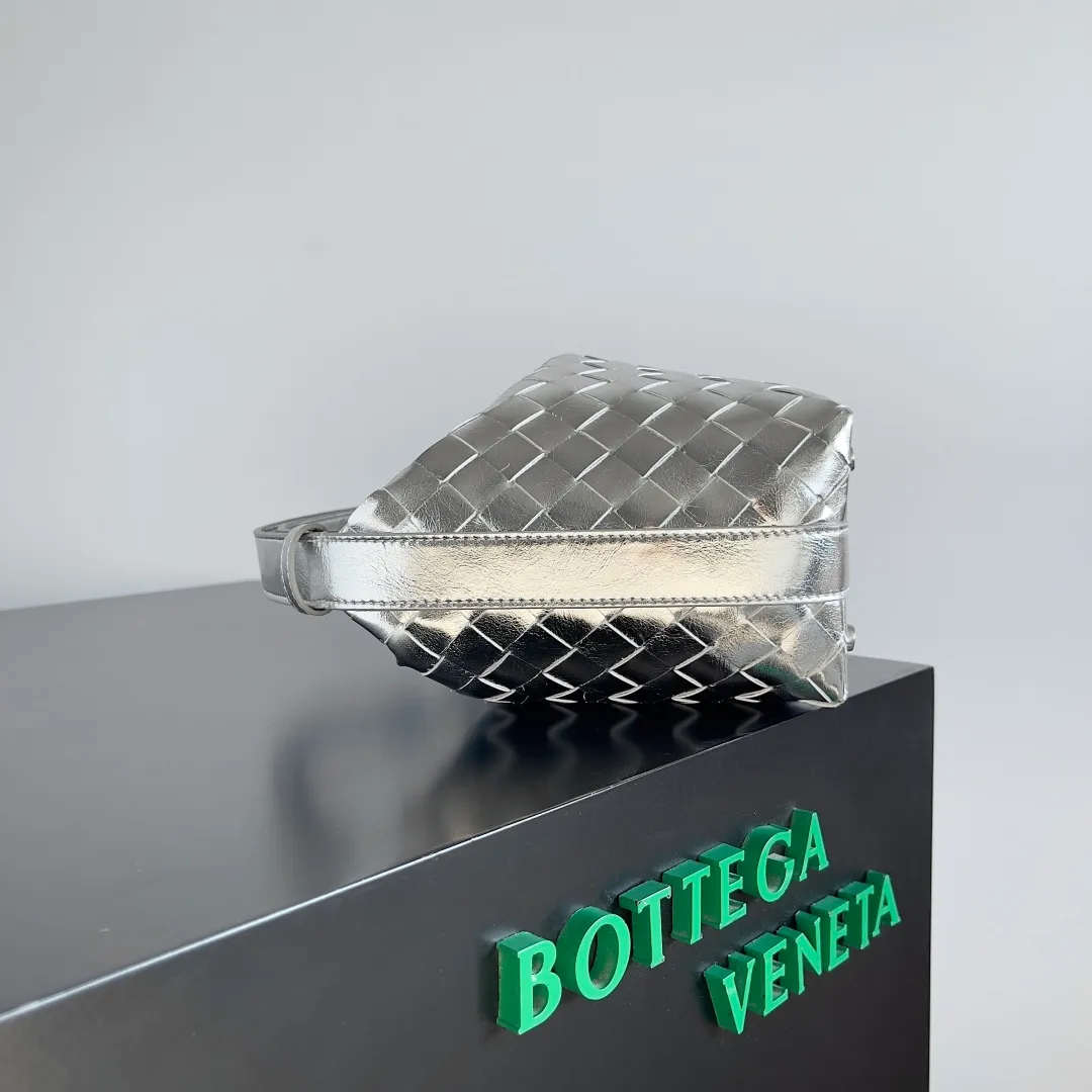 Batch 1360 It is predicted that BV Bottega’s lunch bag will be popular again this year. The entire bag is made of top nappa lambskin, which is very soft and lightweight. It also uses the intrecciato weaving process that the two founders spent several months developing from the beginning of the brand. It is completely hand-woven by Italian craftsmen. It perfectly reflects the craftsmanship of Bottega. The entire bag shape is also a very practical and popular lunch box bag type. The slightly curved arc of the bag mouth can also better fit our wrists. Style number: 754443 Size: 22*13*9